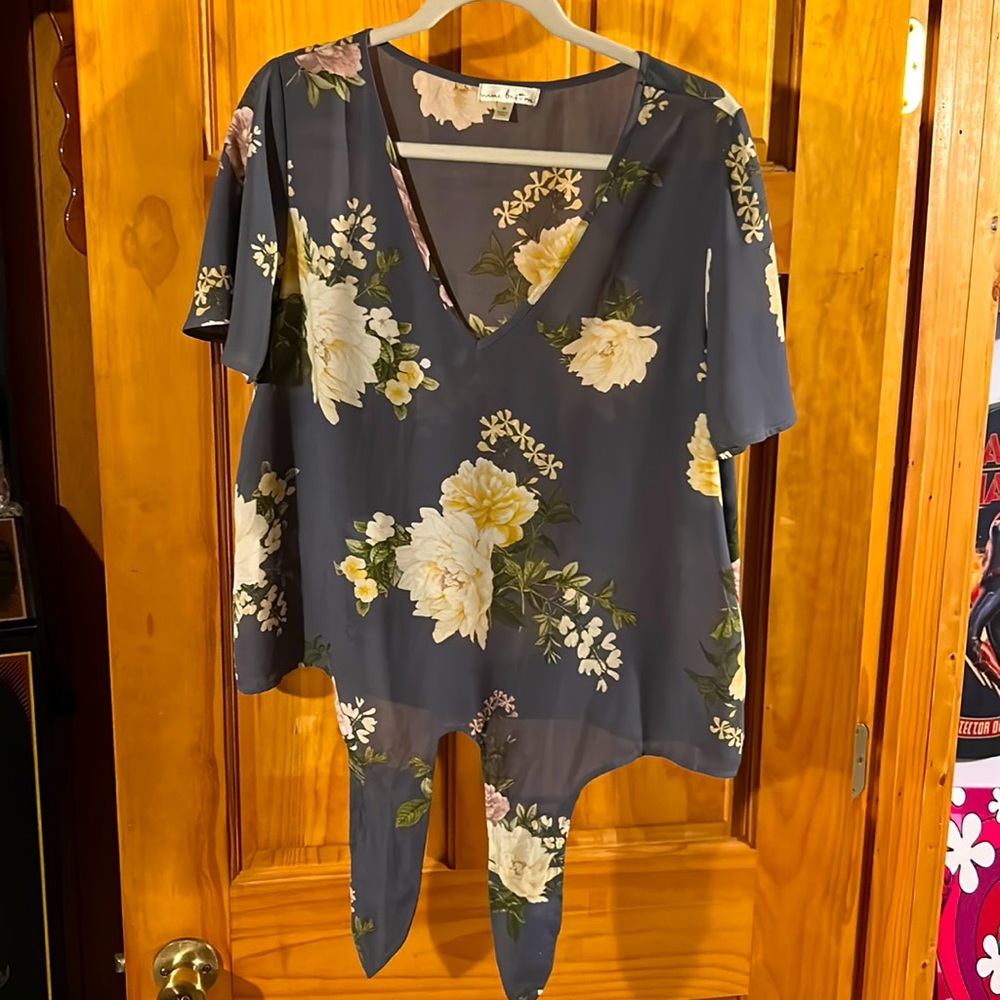 Grey, Floral, Nine Britton, short sleeves, knot in front top.